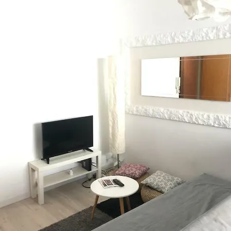 B Centre Gare Aeroport Appartement *